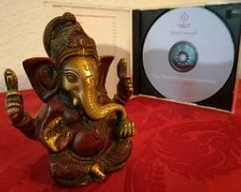 Audio-CD Das Bild zeigt eine Ganesha-Figur im Vordergrund und die CD mit Booklet im Hintergrund.